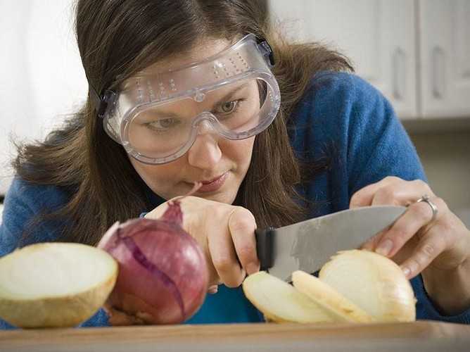 How to quickly cut an onion without crying