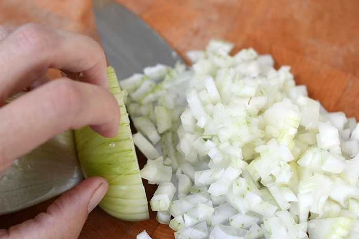 How to quickly cut an onion without crying